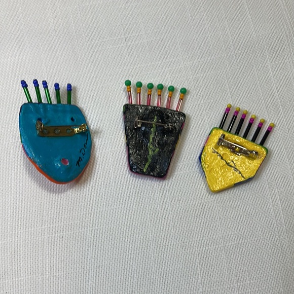 Set of 3 vibrant pins/ brooches- signed - Picture 2 of 3